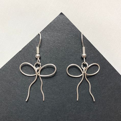 lostjadejewelry - Etsy Trendy Handmade Earrings, 26 Gauge Wire Jewelry, Handmade Wire Earrings Ideas, Metal Wire Earrings, Cute Wire Earrings, Wire Bow Earrings, Wire Shapes For Jewelry, Cute Wire Jewelry, Diy Simple Earrings