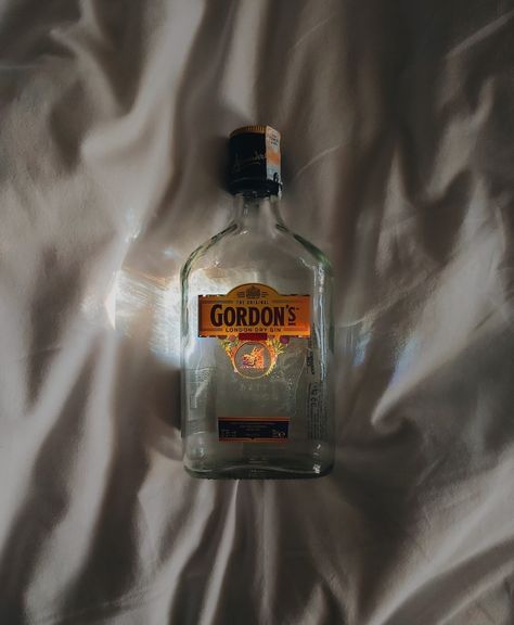 #gordons #gin #aesthetic #hangover Gin Aesthetic, Gordons Gin, Aesthetic London, London Dry Gin, Dry Gin, Whiskey Bottle, Soho, Gin, Whiskey