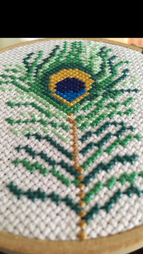 Peacock Feather Cross Stitch Pattern, Cross Stitch Peacock, Cross Stitch Patterns Free Easy, Crochet Size, Diy Cross, Bird Embroidery, Simple Embroidery, Modern Cross Stitch Patterns, Cross Stitch Patterns Free