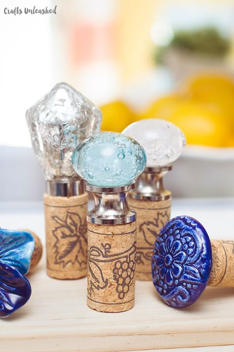 Decorative wine stoppers are a cute and easy way to make Mother's Day a little more special.  #mothersday #diy #handmade #gift #inspiration Diy Mother's Day Crafts, Wine Cork Projects, Wine Cork Diy, Wine Cork Art, Cork Projects, Diy Sharpie, Wine Bottle Corks, Cork Art, Cork Diy