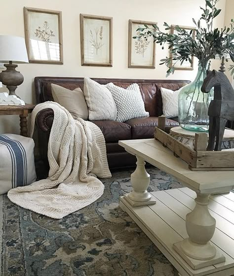 Relaxed Living Room Decor, Dark Brown Couch Living Room, Brown Leather Couch Living Room, Country Living Room Design, Brown Sofa Living Room, Leather Couches Living Room, Relaxing Living Room, Brown Couch Living Room, Brown Living Room Decor