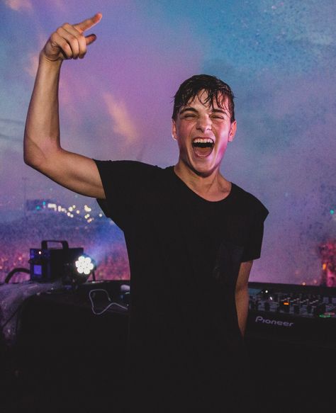 Martin Garrix. Dit is een dj. Dit soort personen kopen licht en geluidsinstallaties. Famous Djs, Dj Logo, Dream Cars Bmw, Edm Rave, Martin Garrix, Best Dj, Chainsmokers, Calvin Harris, Edm Festival