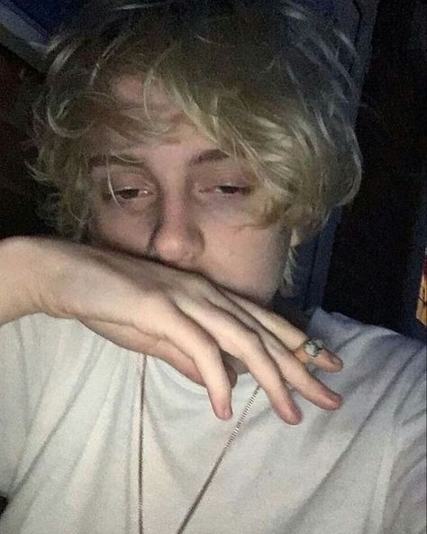 Instagram, insta boy, blond boy, blond guy, aesthetic, precious boy, pretty boy, cute boy, inspiration, character inspiration, cigarette, cigarette guy, cigarette boy, grunge, grunge boy, grunge style Peter Pan Kostüm, Boy Face, Blonde Boys, Aesthetic Boys, Blonde Guys, Tumblr Boys, Grunge Style, Male Face, Tolkien