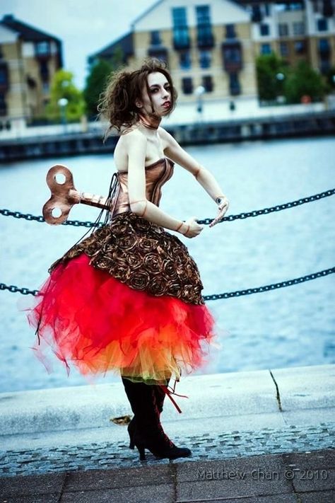 Amazing Zombie Costume Ideas (13) Zombie Costume Women, Zombie Costume Ideas, Wind Up Doll Costume, Haunted Circus, Haunted Carnival, Zombie Clothes, Halloweenský Makeup, Creepy Carnival, Best Zombie