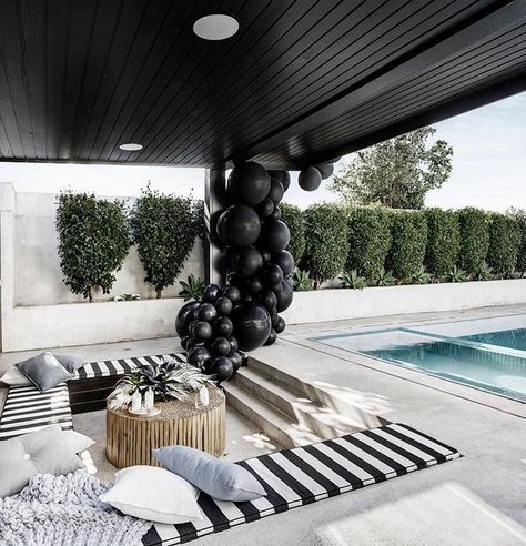 Black And White Pool Area, Black And White Pool Party Decor, Black And Gold Pool Party, Black Pool Party Decorations, Pool Party Birthday Ideas Adults, Black Pool Party Outfit, Black And White Pool Party, Black Pool Party, Luxury Pool Party