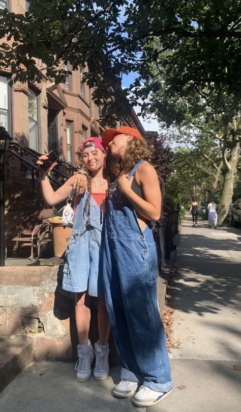 Salopette Outfit Summer, Overalls Outfit Baggy, Big Overalls Outfit, Dungaree Aesthetic, Indie Overalls Outfit, Baggy Dungarees Outfit, Dungarees Outfit Summer, Dungarees Outfit Aesthetic, Big Overalls