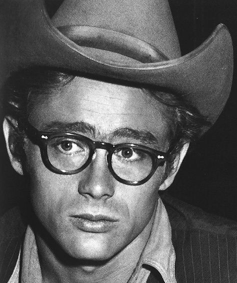 Jim Stark, James Dean Photos, Jimmy Dean, Actrices Hollywood, James Dean, Wearing Glasses, Hollywood Actor, Vintage Hollywood, Best Actor