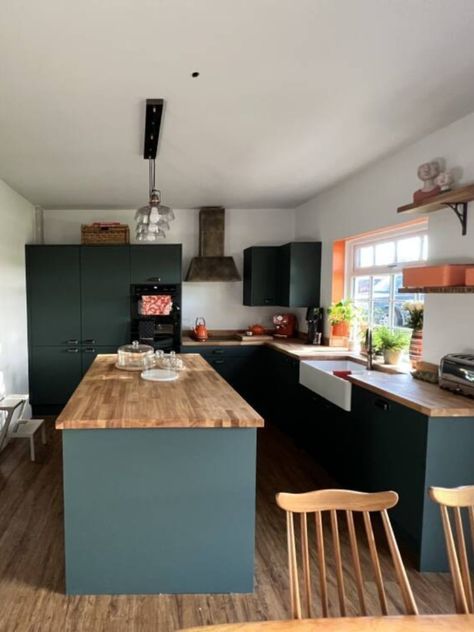 Forest Green Kitchen Wood Counter, Green Kitchen Wood Worktop, Green Kitchen Oak Worktop, Green Kitchen Wood Countertop, Green Kitchen Wooden Worktop, Green Island Kitchen, Wooden Worktop Kitchen, Chestnut Kitchen, Dark Kitchens