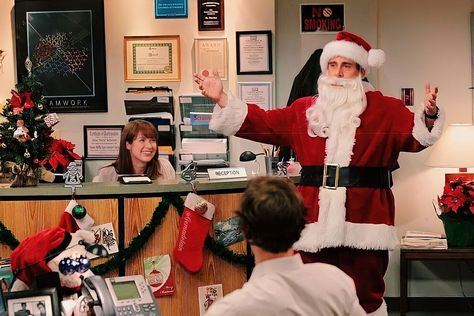 The Office Christmas Wallpaper, The Office Serie, Michael Scott Christmas, Modern Family Christmas, Christmas The Office, Celebrity Christmas, The Office Christmas Party, Holiday Memes, Christmas Pranks