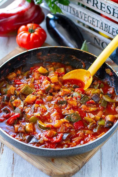 Ratatouille Recept, Spanish Stew, Spanish Vegetables, Vegetable Stew, Dinner Dishes, Vegan Dishes, Mediterranean Recipes, Vegetable Dishes, Carb Recipes