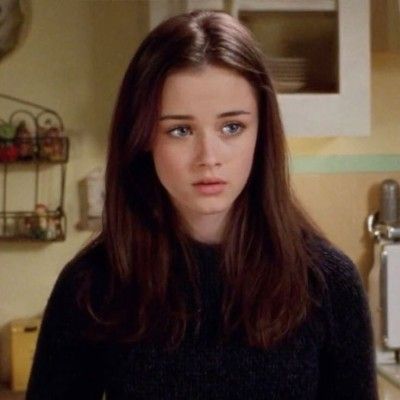 Rory Gilmore, Black Sweater, Gilmore Girls, Brown Hair, Long Hair, A Woman, Hair, Black