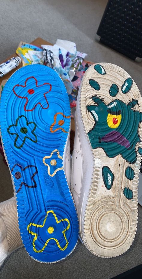 Bottom Of Shoes Painted, Easy Sneaker Painting, Painted Crocs Ideas, Croc Painting Ideas, Customised Trainers, Spongebob Shoes, Shoe Art Ideas, Drawing On Shoes, Shoe Painting