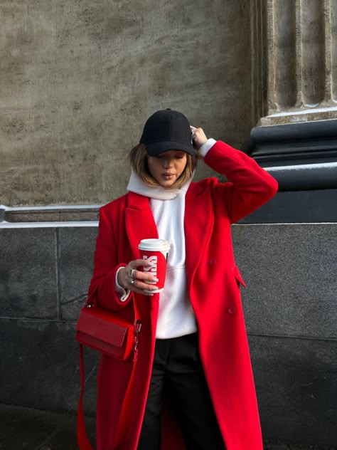 Red Coat Outfit Winter, Red Trench Coat Outfit, Red Coat Outfit, Coat Outfit Casual, Outfit Inspiration Women, Red Coat, Simple Trendy Outfits, Coat Outfits, Red Outfit