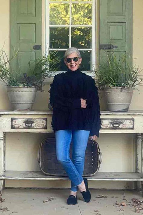 The Best Ways to Look Stylish in Jeans After 60 Woman Holiday Outfit, Italian Style Women Over 50, 60 Women Fashion, Hip 50 Year Old Style, Casual Outfits For Retired Women, 60 Plus Fashion, Over60 Fashion Older Women, Dressing For Over 50, Over 60 Styles For Women