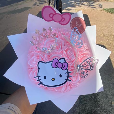 Hello kitty mini bouquet 🎀🪄 #explore #fyp #feed #hellokitty #instagram #foryoupage #trending #hellokittylover #boutique #ramo #eternalbouquet #eternalribbonbouquet #florist #eternalflorist Hello Kitty Flower Bouquet, Hello Kitty Bouquet, Diy Rose Bouquet, Ramo Ideas, Ribbon Flowers Bouquet, Diy Rose, Mini Bouquet, Ribbon Bouquet, Pink Hello Kitty