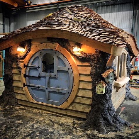 Luxury Playhouses, Wood Playhouse, Playhouse Ideas, Casa Hobbit, Playhouse Plans, Steel Sheds, Build A Playhouse, Woodworking Projects For Kids, Woodworking Joinery