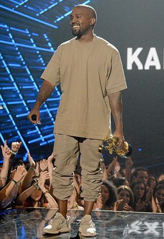 kanye west Hip Hop Look, Look Hip Hop, Kanye West Wallpaper, Basters, Kanye West Outfits, Kanye Fashion, Air Yeezy 2, Kanye West Style, Yeezy 750