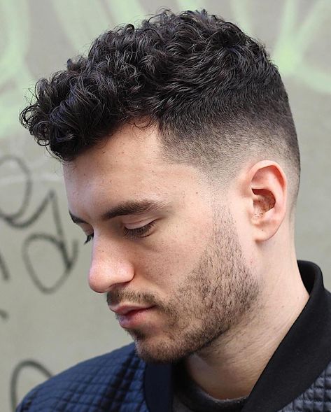 Low Fade Curly Hair, Men's Curly Hairstyles, Trendy We Fryzurach, Drop Fade Haircut, Curly Hair Fade, Men Haircut Curly Hair, Wavy Hair Men, Top Hairstyles, Haircuts For Curly Hair