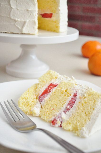 Chinese bakery cake "gai dahn goh" Make Chinese Food, Orange Sponge Cake, Asian Cakes, Chinese Bakery, Strawberry Cream Cake, Bakery Style Cake, Chinese Cake, Layered Cakes, Strawberry Cream Cakes