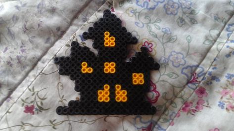 Haunted House by GwenniStars - Kandi Photos on Kandi Patterns Perler Bead Haunted House, Halloween Perler, Melty Bead Designs, Melty Bead Patterns, Perler Bead Templates, Diy Perler Bead Crafts, Dekor Diy, Halloween Beads, Kandi Patterns