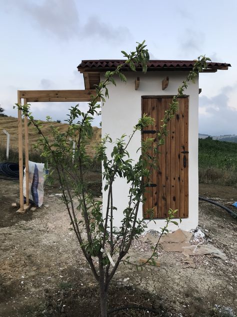 Outside Toilet Ideas Backyards, Outside Toilet Ideas, Outdoor Restroom Ideas, Outdoor Wc, Outdoor Toilet And Shower, Outdoor Restroom, Backyard Dog Area, Garden Toilet, Kitchen Remodel Small Kitchen