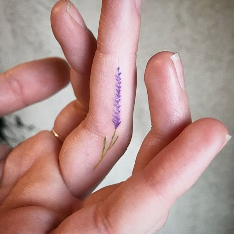 Lavender Finger Tattoo, Simple Finger Tattoo, Diy Tattoo Permanent, Tattoo Finger, Tattoo Diy, Lavender Tattoo, Finger Tats, Finger Tattoo Designs, Shape Tattoo