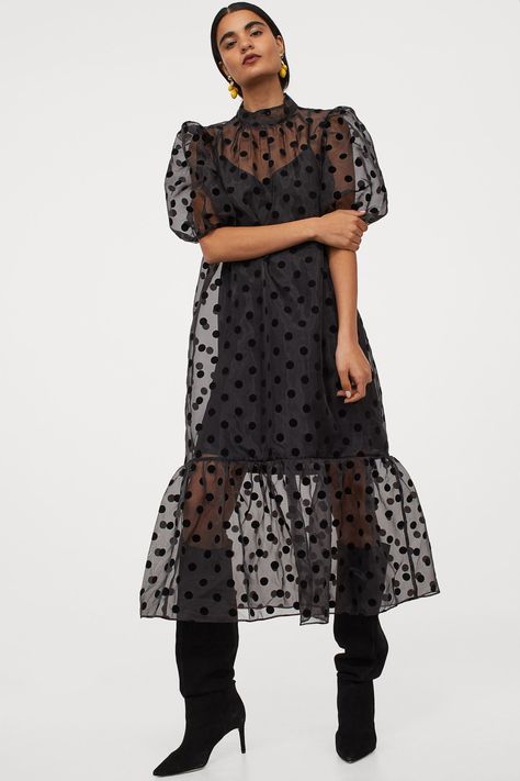 Puff-Sleeved Organza Dress Cocktail Wedding Attire, Robes Glamour, Sheer Midi Dress, Sukienki Plus Size, Organza Dress, Cocktail Attire, Hm Dress, Black Dots, Fashion Editor