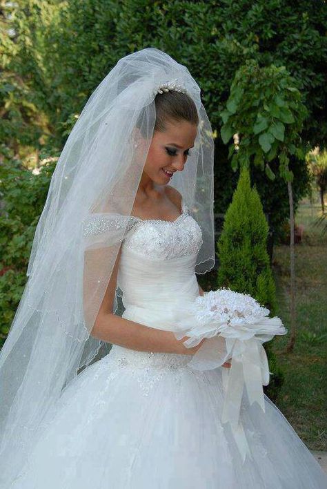 Wedding dress Bun Braids, Bridesmaid Hairstyles For Long Hair, Wedding Dresses Lace Ballgown, Elegant Ball Gowns, A Messy Bun, Bridal Pictures, Lace Ball Gowns, Wedding Dress With Veil, Bridal Veils