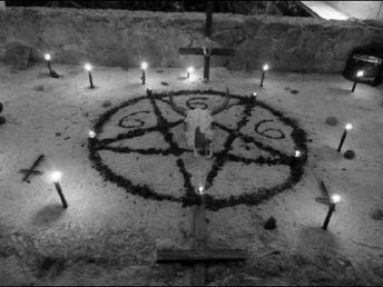 Paranormal Aesthetic, Images Terrifiantes, Demon Aesthetic, Arte Occulta, Filmy Vintage, Dark Grunge, Arte Obscura, Witch Aesthetic, Goth Aesthetic