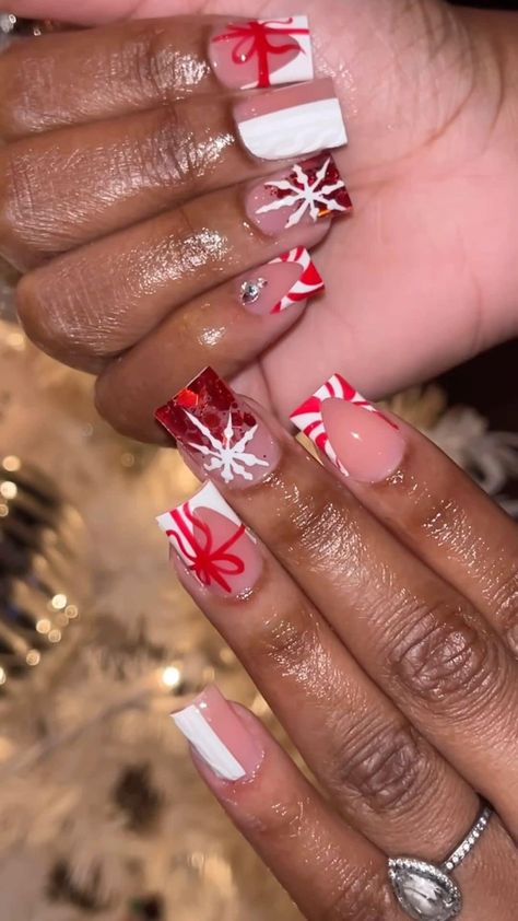 Short Christmas Freestyle Nails, Christmas Short Coffin Nail Designs, Short Duck Nails Christmas, Christmas Nail Ideas Green And Red, Shorties Nails Christmas, Candy Cane Short Nails, Red Nail Sets Short, Christmas Nails Short Design, Christmas Acrylic Nails Holiday Short