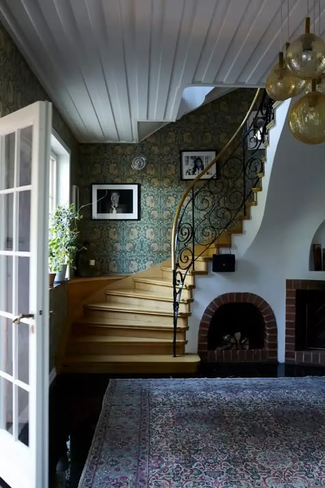 William Morris wallpaper via Expressions Foto: Stephanie Sifvert White Plaster Fireplace, Plaster Fireplace, Wallpaper Gold, Entryway Ideas, Up House, Accent Wallpaper, Staircases, Pretty House, Dream House Decor