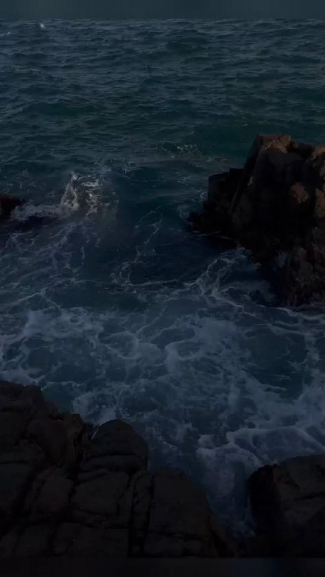 Sea Waves Videos Night, Sea At Night Aesthetic, Ocean Videos Waves, Sea Waves Videos, Ocean At Night Aesthetic, Dark Videos Night, Beach Video Aesthetic, Night Aesthetic Videos, Mar Video