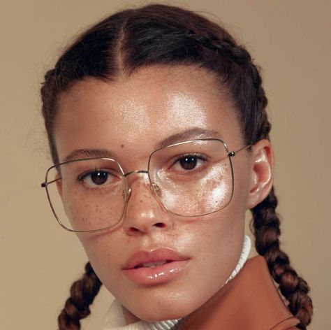 Oversized Glasses Frames, People With Glasses, Glasses Inspiration, Big Glasses, Womens Eyewear Frames, Square Glasses Frames, Metal Frame Glasses, Oversized Glasses, Smink Inspiration