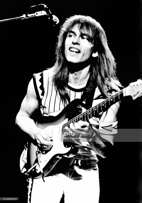 News Photo : Steve Howe of Yes performs on stage at Wembley... Steve Howe Yes, Guitar Legends, Steve Howe, 80s Hits, Yes Band, Stratocaster Guitar, Best Guitarist, Spring Roll, 70s Music