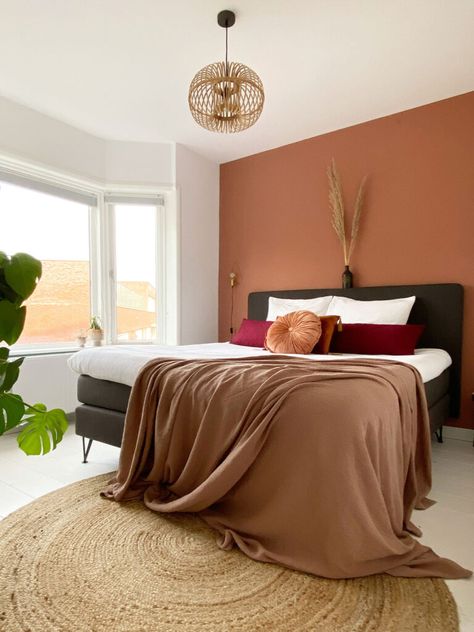 Binnenkijken bij Fabiënne - My Simply Special Terracotta Bedroom, Bedroom Color Combination, Warm Bedroom, Bedroom Orange, Bedroom Wall Colors, Accent Wall Bedroom, Spare Bedroom, Boho Living Room, Spare Room