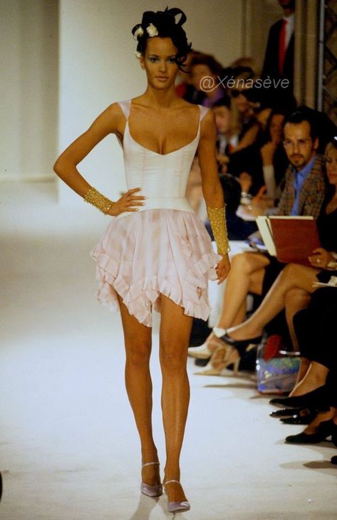 Fancy Concert Outfit, Short Runway Dresses, 90s Runway Fashion Dresses, Unrealistic Dresses, Early 2000s Runway, 80s High Fashion, Fashion Set Design, Model Core, Claudia Mason