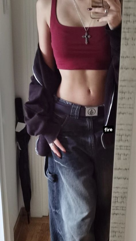 baggy style Baggy Y2k Style, Baggy Skater Outfits, Baggy With Crop Top, Tank Top And Baggy Jeans Outfit, Baggy Clothes Outfit Crop Top, Baggy Pants Tight Top, Tight Shirt Baggy Pants, Tight Top Baggy Pants Outfit, Outfit Ideas Baggy