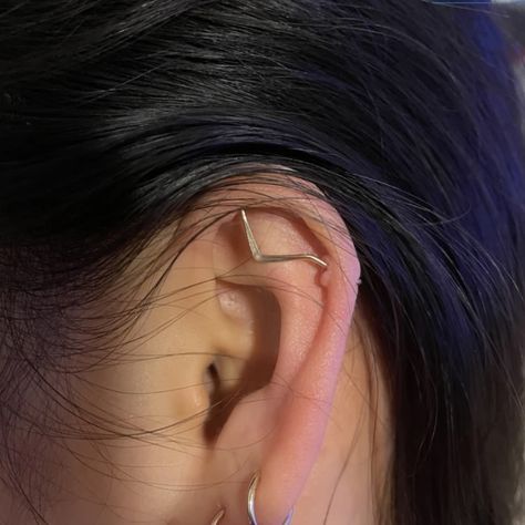 ✨ Enhance natural style Embrace raw energy Restore effortless comfort Seamless Industrial Bars © The best innovation for industrial piercings. You’ll never go back to those pesky balls!! Click link to get your own custom piece 🤘 Ear Bar, Conch Hoop, Conch Jewelry, Industrial Bar, Industrial Barbell, Industrial Piercing, Conch Earring, Body Piercings, Natural Style