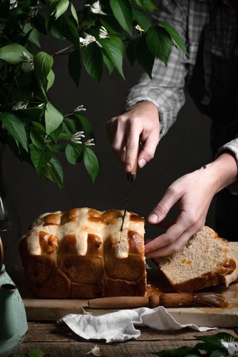 Easter Bread Recipe, Cross Buns Recipe, Hot Cross Buns Recipe, Dark Food Photography, Yeast Breads, Buns Recipe, Easter Bread, Food Photography Inspiration, Hot Cross Buns