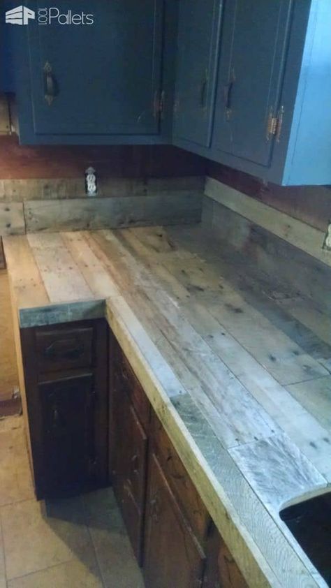 Pallet Countertop, Pallet Kitchen Cabinets, Diy Pallet Wall, Pallet Kitchen, Kitchen Design Diy, Pallet Designs, Backsplash Kitchen, Recycled Pallet, Pallet Decor