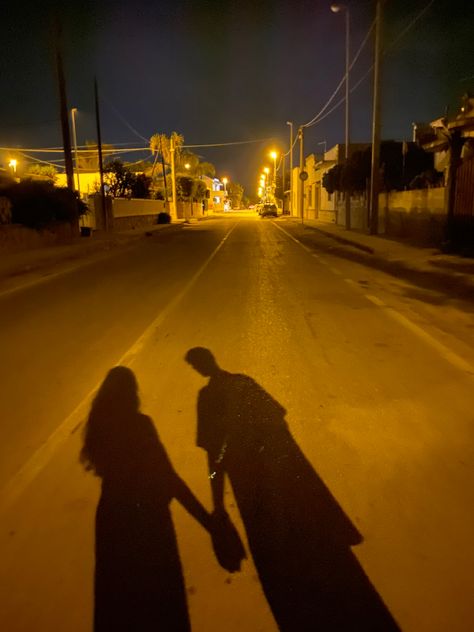 shadow pic, late night, italy, vibes, vacation, dark street, street lights, holding hands, relationship, cute Couple At Night Aesthetic, Couple At Night, Night Walking Aesthetic, At Night Aesthetic, Lock Screen Photo, Couples City, Couple Shadow, Street Pictures, Night Shadow