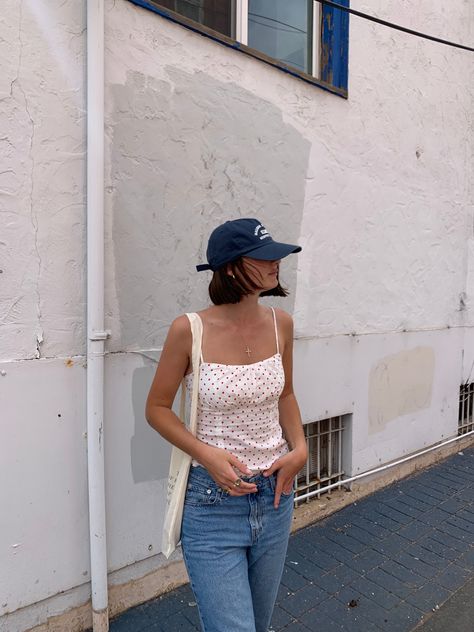 Outfit inspo, aesthetic, tank top, low rise jeans, baseball hat, pic inspo, short hair cut, summer inspo Short Hair With Hat Baseball, Baseball Hat With Short Hair, Hair With Baseball Hat, Baseball Hat Outfit Summer, Hats With Short Hair, Short Hair And Hats, Hat With Short Hair, Hair With Hat, Hat Outfit Summer