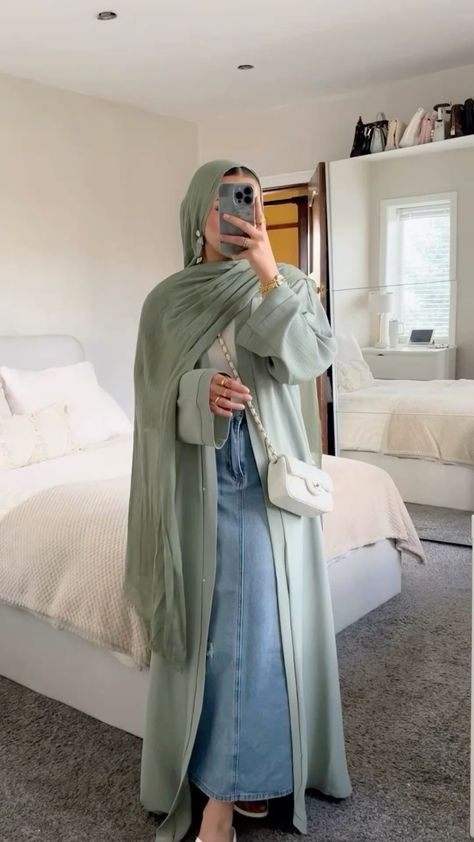 Hijab Fashion Inspiration Summer 2024, Hijabi Abaya Outfits, Open Abaya Outfit, Long Dresses Hijab, Casual Abaya Outfits, Modest Hijabi Fashion, Abaya Outfit Ideas, Modest Fashion Muslimah, Abaya Fits