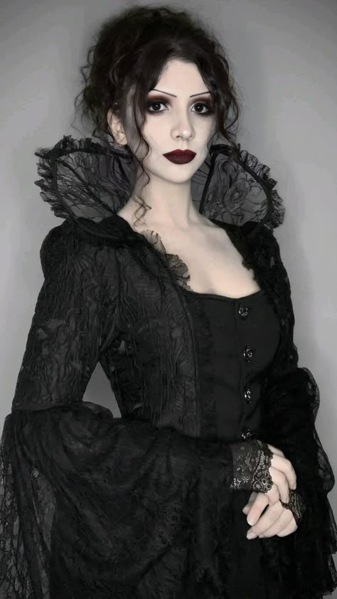 Elegant Vampire Costume, Vampire Goth Clothes, Victorian Gothic Makeup, Vamp Outfit, Victorian Makeup, Haunted Wedding, Gothic Fashion Victorian, Goth Bride, Vamp Goth