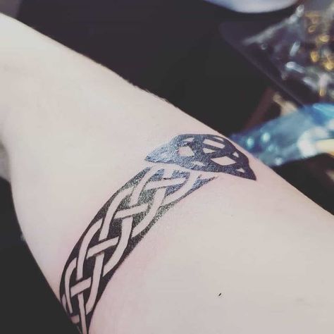 Celtic Armband Tattoo Celtic Arm Tattoo, Celtic Arm Band Tattoo, Armband Tattoo Mann, Arm Tattoos With Meaning, Celtic Band Tattoo, Tat Sleeve, Armband Tattoo Meaning, Austin Tattoo, Wrist Band Tattoo