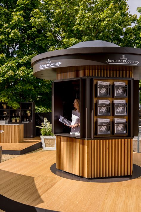 As the official partner of the Goodwood Racecourse and Qatar Goodwood festival, MA produced a kiosk that connects the shared values of the equestrian world with that of Jaeger-LeCoultre. The kiosk brings a corner of luxury and sophistication to the picturesque Goodwood racecourse. Outdoor Kiosk, Modern Kiosk Design Outdoor, Kiosk Design Concept, Circular Kiosk Design, Outdoor Kiosk Design Ideas Architecture, Food Court Kiosk Design, Info Kiosk, Information Kiosk, Own Business Ideas