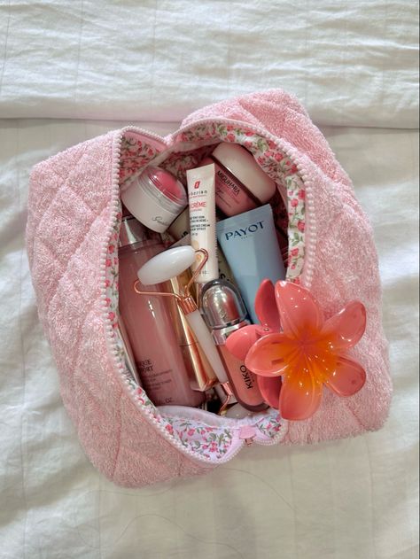 My favorite cosmetic bag 💞🌷💄 —————— #thatgir #skincare #skincareroutine #thatgirlaesthetic #lululemon #lamer #alo #pinkpilatesprincess #wellness Beren Core, Skincare Bag, Wellness Motivation, Girl Therapy, Makeup Bag Essentials, Preppy Shoes, Luxury Lifestyle Dreams, Instagram Beauty, Hello Kitty Items