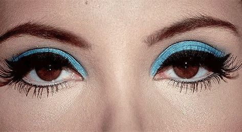 Lana Del Rey Blue Eyeshadow, Witchy Movies, The Love Witch Movie, Shadow Icons, Klasik Hollywood, Witch Eyes, The Love Witch, 60s Makeup, Witch Makeup