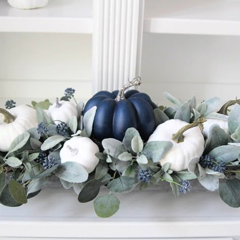 Blue And White Fall Decor, Fall Floral Centerpieces, Blue Fall Decor, Pumpkin Display, Fall Floral Arrangements, Adornos Halloween, Fall Arrangements, Fall Thanksgiving Decor, Fall Deco