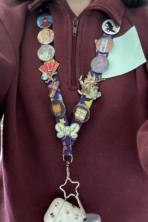 Lanyard Outfit, Lanyard Aesthetic, Lanyard Pins, Creative Drawing Prompts, Bag Pins, Inanimate Insanity, Backpack Decoration, I Dont Have Friends, Button Pins